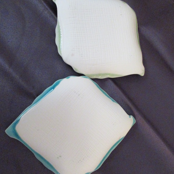 Vintage pair leaf shaped plates - Picture 2 of 9